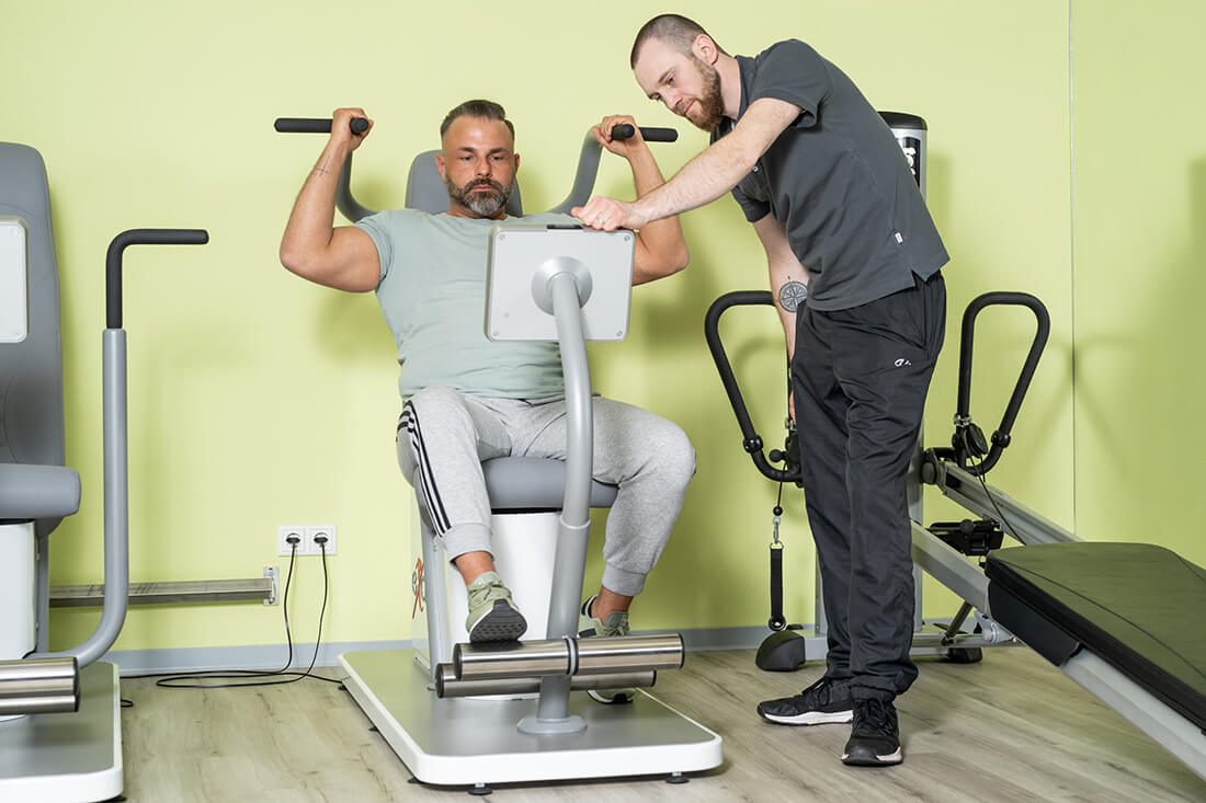 Physiotherapie Schorndorf - Oussama Kabbara - Training am Gerät in unserer Praxis